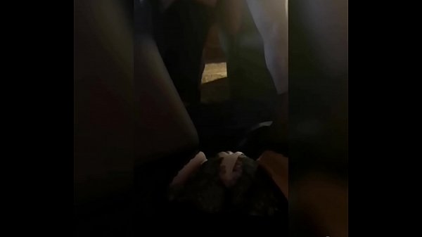 Vroče MJM. Mož jebe punco pred ženo. Ženina pička postane mokra, njene umazane fantazije pa samo zmedejo um