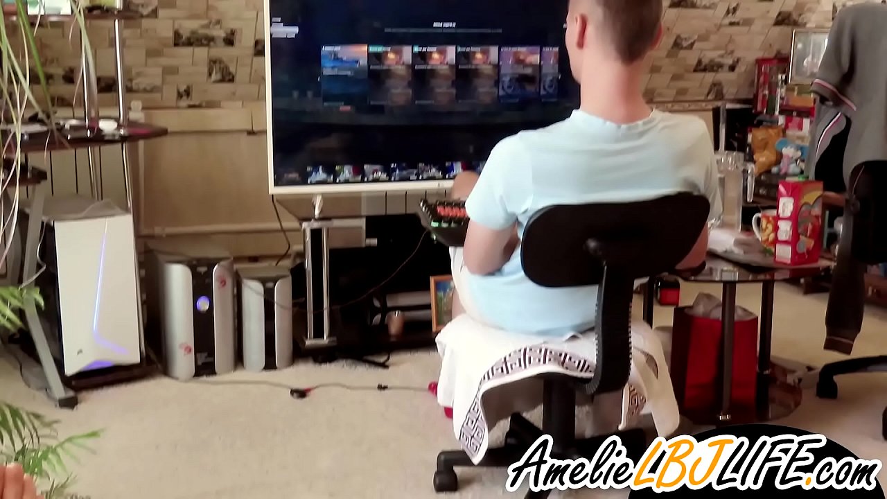 Dekle masturbira s spolno igračo za fanta, da igra računalniške igrice