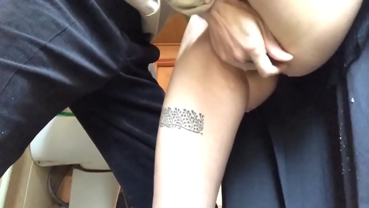 Squirt v šolskem stranišču, pravi penasti orgazem - moj učitelj se je potrudil