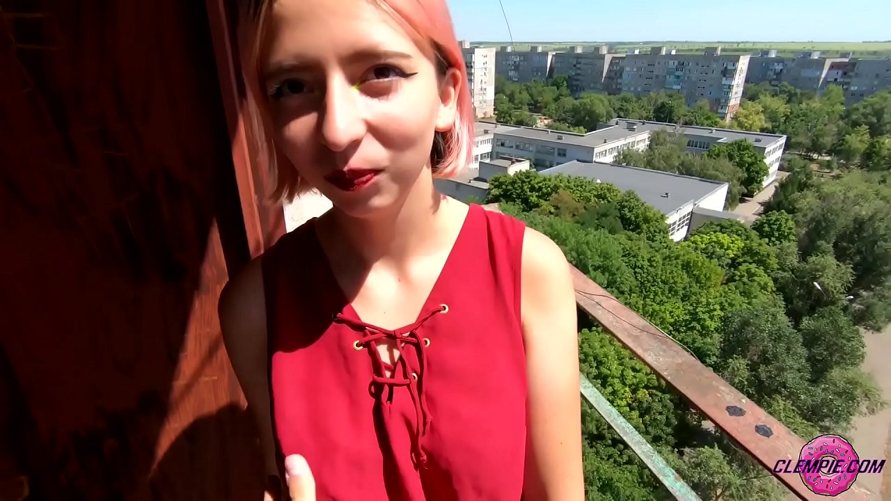 Študentka čutno sesa neznanca v zaledju - sperma na njegovem obrazu